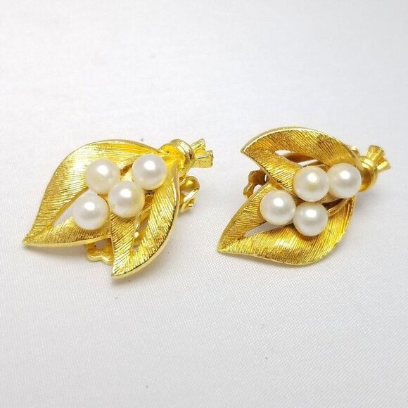 Vintage Leaf and Faux Pearl Clip On Earrings, Gold Tone 80s Style, Estate - Picture 1 of 6